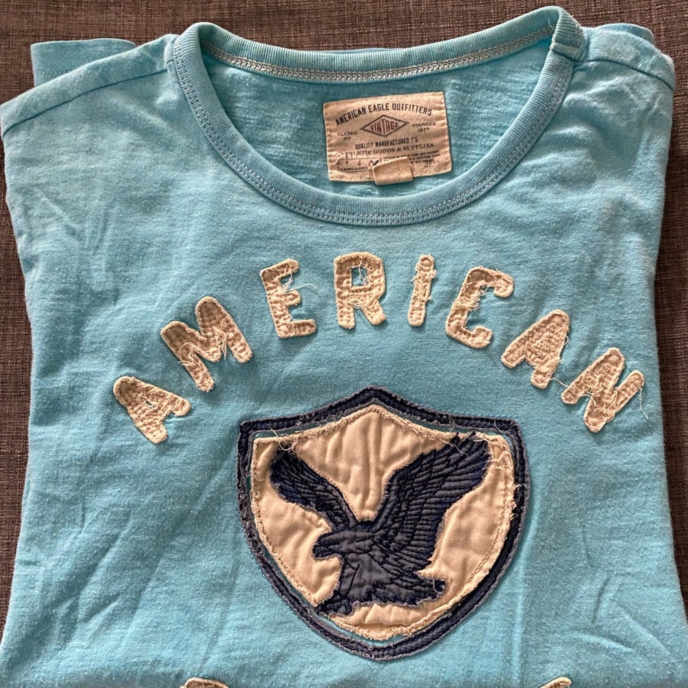 American Eagle🌟 tags removed but never worn. Great condition, mens short sleeve